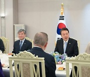 尹대통령, 국제 원로그룹 접견…"자유 없는 평화 지속 불가능"
