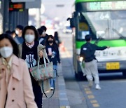 "모레부터 코로나 걸려도 출근합니다".. 학생은 '7→5일 격리' 권고