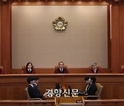 아동학대로 처벌받은 보육교사 자격 취소…헌재 “합헌”