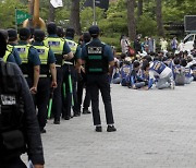 의료연대 집회 주시하는 경찰들[포토뉴스]
