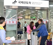 "땀띠·고열로 고생"…'괌 지옥' 탈출 여행객 30일 김해공항 도착