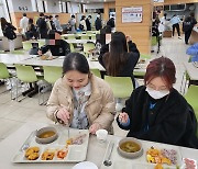 식당 갔는데, 친구 한명은 안먹어…‘요즘 세대, 더치페이’ 갑론을박