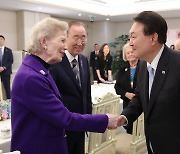 尹, 국제 원로 자문그룹 접견…“자유 없는 평화, 지속 불가능”