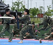 멋진 공연 펼치는 육군 제2군단 태권도 시범단