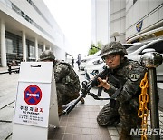 훈련하는 유관기관 관계자들