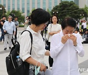 취재진 뒤로하고 눈물 흘리는 김영경 간호협회장