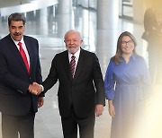 '국제왕따' 베네수엘라 대통령, 룰라 손잡고 외교무대 복귀 시동