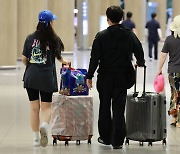 괌에 발 묶였던 국내 여행객들…일주일 만에 김해공항 도착