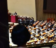 간호법 국회 재표결 지켜보는 간호사