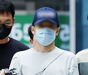 父 살해 후 시신 유기한 30대子 피의자 구속 심사 출석, 동기 묻자 “…”