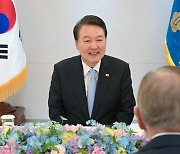 尹대통령 “자유 없는 평화 지속 불가능…기여 외교 확대”