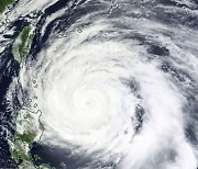 괌 강타 태풍 '마와르', 방향 꺾어 일본 오키나와로···우리나라 영향은?