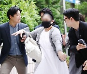 ‘140억대 사기’ 맘카페 운영자, 취재진 뿌리치고 구속심사 출석