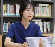 인터뷰하는 '방호복 화투' 이수련 간호사