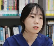 인터뷰하는 '방호복 화투' 이수련 간호사