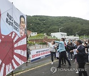 욱일기에 계란투척하는 참가자들