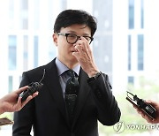 안경 고쳐쓰는 한동훈 장관