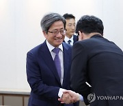 김명수 대법원장, 한동훈 장관과 인사