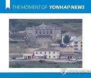 [모멘트] 북한 마을의 파란색 버스