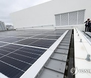 건물 옥상 태양광 발전 설비 둘러보는 한덕수 총리