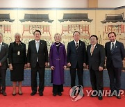 윤석열 대통령, 국제 원로그룹 '디 엘더스' 접견