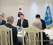 尹대통령 "자유 없는 평화 지속 불가능…기여외교 확대"