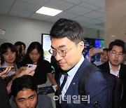 [포토]의원실에서 나오는 김남국 의원