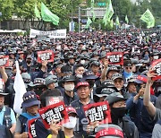 [포토]구호 외치며 행진하는 민주노총 조합원들