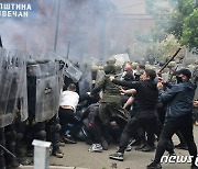 [포토] 충돌하는 코소보 주민들과 나토 평화유지군