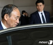 한국 찾은 스가 전 일본 총리