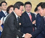 이재명 대표와 인사 나누는 김진표 국회의장