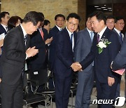 민주당 지도부와 인사 나누는 김진표 국회의장