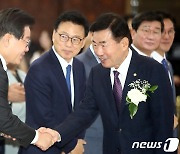 이재명 대표와 악수하는 김진표 국회의장