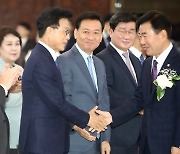 박광온 원내대표와 악수하는 김진표 국회의장