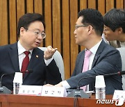 임인택 보건의료정책실장과 대화하는 조규홍 장관