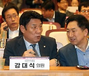 강대식 의원과 대화 나누는 김기현 대표