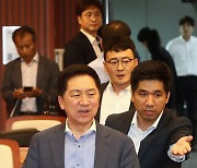 토론회 참석하는 김기현 대표