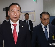 정보위 참석하는 박덕흠 위원장과 김규현 국정원장