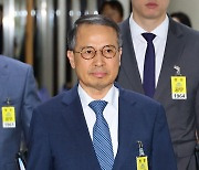 정보위 회의실 향하는 김규현 국정원장