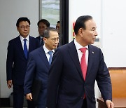 정보위 회의실 향하는 박덕흠 위원장과 김규현 국정원장