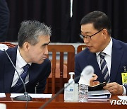 국회 정보위서 대화하는 김수연 2차장과 백종욱 2차장