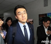 취재진 질문 받으며 의원사무실 나서는 김남국 의원