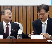 이관섭 국정기획수석과 대화하는 이정식 장관