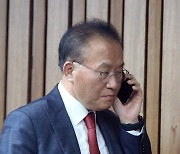 윤재옥 원내대표 '심각한 통화'