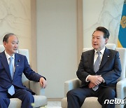 尹, 스가 전 日총리 접견…北 대응 한미일 안보협력 강화 공감대