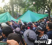민주노총-경찰 '양회동 분향소' 설치 두고 충돌…조합원 4명 체포(종합)