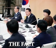 尹, '사회보장 전략회의' 개최…"사회보장 서비스도 시장화해야"