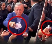 투표소 앞에서 직접 '현금' 나눠주는 튀르키예 대통령 논란