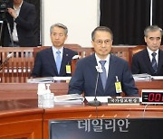 정보위 개회 기다리는 김규현 국정원장과 간부들