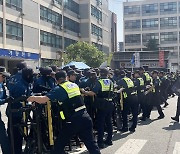 경찰, 민노총 집회 앞두고 ‘경비경찰 13명 특진’ 걸었다